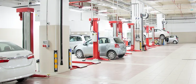 Toysay atölyesi: kırmızı liftlerde bakım bekleyen Toyota araçlar